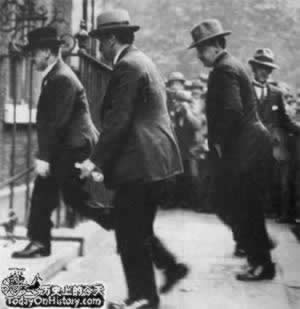 英国军队撤出，爱尔兰26个郡成立“自由邦”